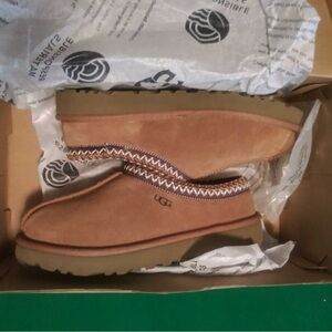 Brand New never worn Uggs slippers women size 6 brown.